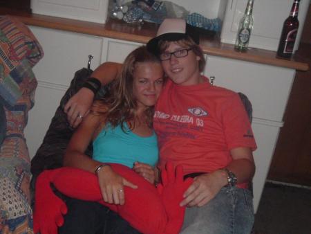 Sarah avec un inconnu